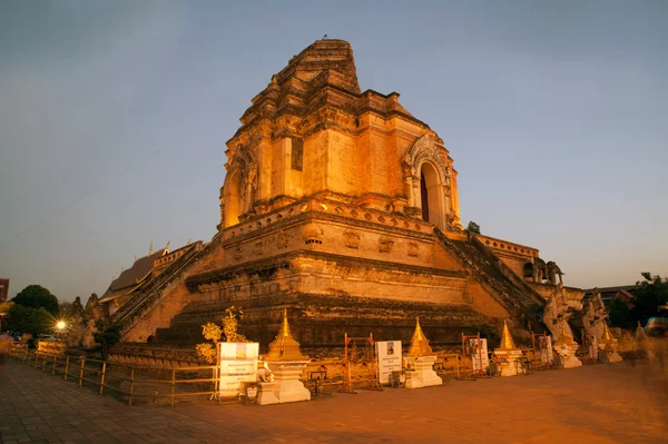 Crepúsculo de la antigua pagoda en Wat Chedi Luang, Chiang Mai, Tailandia . — Foto de Stock