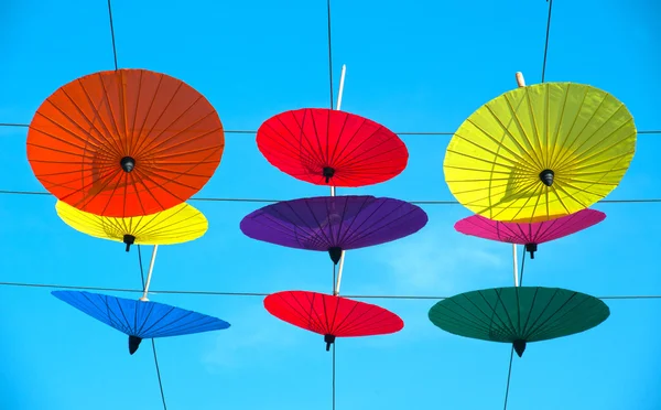 Яркий красочный зонтик  . — стоковое фото