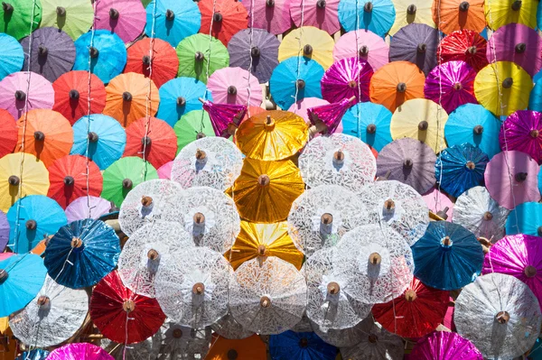 Цветная текстура зонтика на стене . — стоковое фото