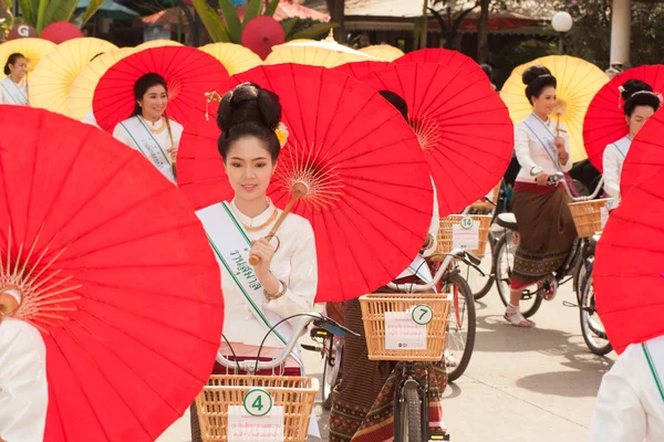 在游行的漂亮的妇女, 雨伞节在泰国. — 图库照片