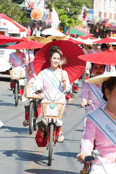 在游行的漂亮的妇女, 雨伞节在泰国. — 图库照片