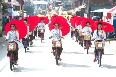 Geçit, şemsiye Festivali Tayland güzel kadın.