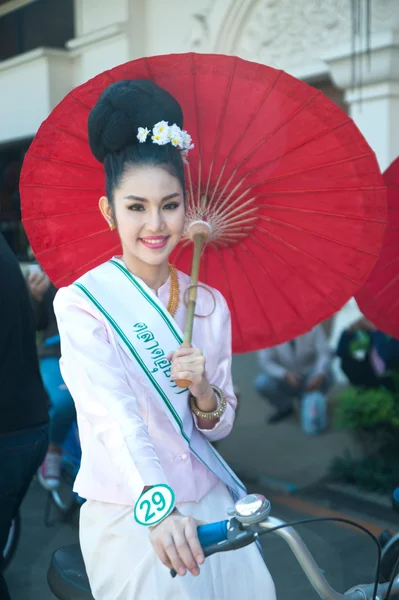 タイの傘祭りパレードのきれいな女性. — ストック写真