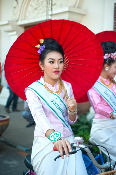 タイの傘祭りパレードのきれいな女性. — ストック写真