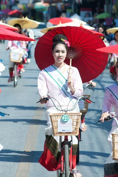 Mujer bonita en desfile, festival de paraguas en Tailandia . — Foto de Stock