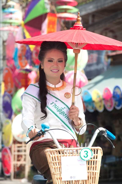 Kaunis nainen paraatissa, sateenvarjo festivaali Thaimaassa . — kuvapankkivalokuva