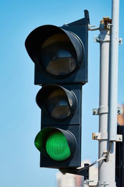 Ba güzel bir mavi gökyüzü ile trafik ışık yeşil renk