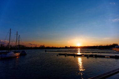 Limanda güzel bir gün batımı