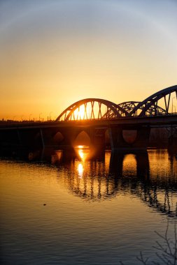 Şehir liman köprüsü gün batımında