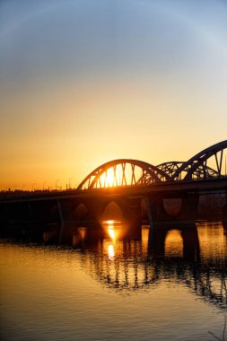 Şehir liman köprüsü gün batımında