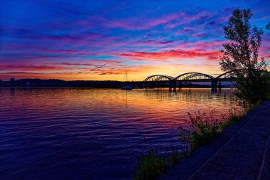 Nehrin üzerinde güzel bir gün batımı