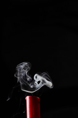 Duman fitil sondaki ile mum sönmüş