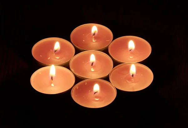 Grupa palących się świec — Zdjęcie stockowe