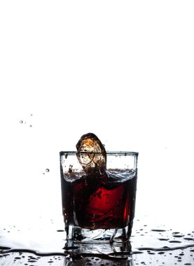 Beyaz camlara su sıçrıyor.