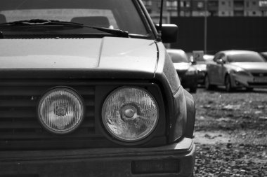 Eski model araba kapatın. Yuvarlak ışık ile aracın ön kısmında bileşimi. Tek renkli.