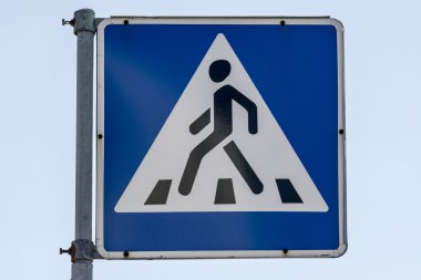 Arka plan mavi gökyüzünde işaretiyle yaya geçidi.