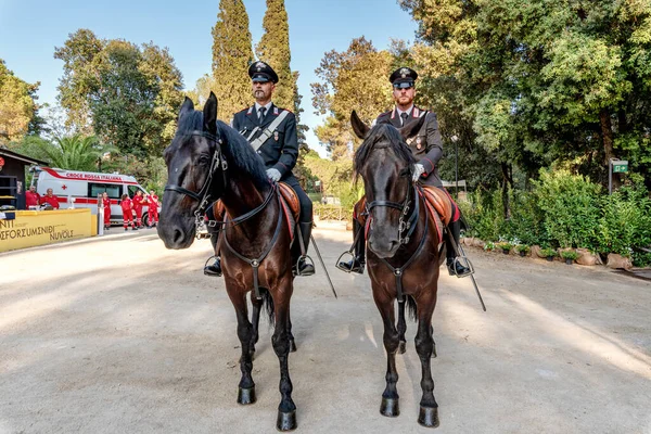 Syracuse Sicilya İtalya - 22 Temmuz 2021: Neapolis arkeoloji parkında at sırtında iki gururlu jandarma