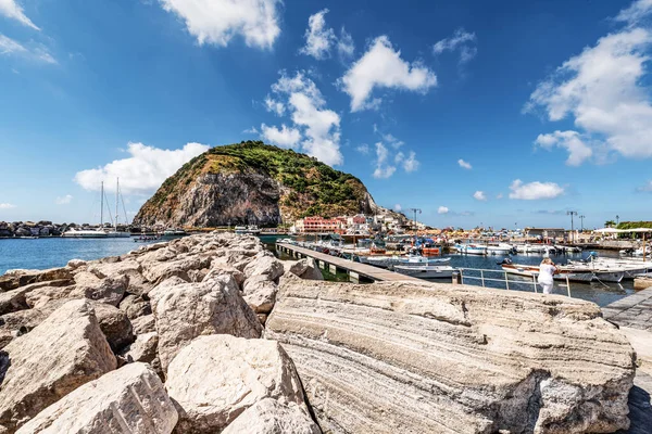 イタリア イスキアの海岸 サンタンジェロ漁村と風景 — ストック写真