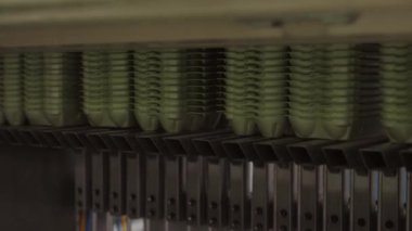 Tek kullanımlık gıda donanım üretim tesisi, yumurta konteynırları üretim hattı. Yüksek performanslı otomatikleştirilmiş makineler üzerinde çalış. Makineler süpermarkette yumurtalar için paketleme yapıyorlar.