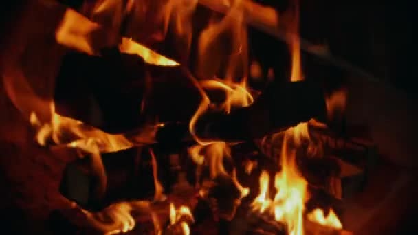 火苗熊熊燃烧 着火的火焰 柴火燃烧平稳美观 — 图库视频影像