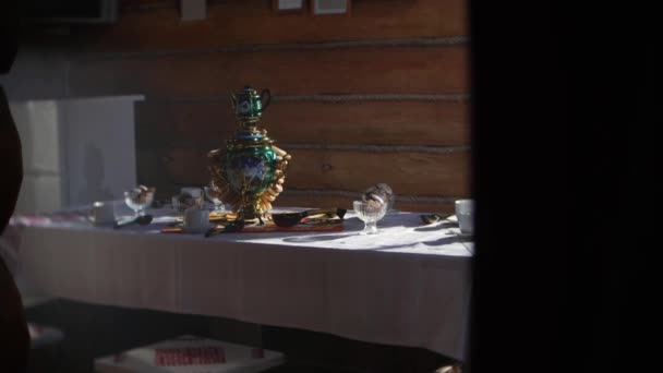 ロシアの伝統的なお茶を飲む テーブルの上にいるロシア人のサモバー 静物画だ スラブの伝統によるとお茶を飲むのは — ストック動画