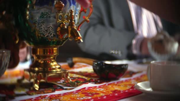 俄罗斯喝茶的传统 俄罗斯萨莫瓦在桌子上 安静的生活 根据斯拉夫传统 茶在餐桌上喝 — 图库视频影像