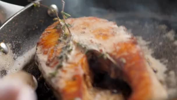 Das Appetitliche Fischsteak Wird Der Pfanne Gebraten Hin Und Wieder — Stockvideo