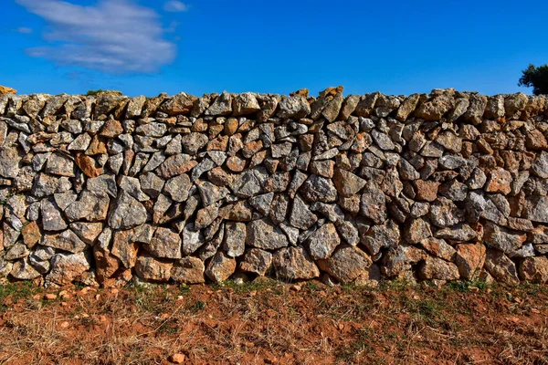 Portakal taşları ve Menorca Adası 'nın çamurlu duvarları.
