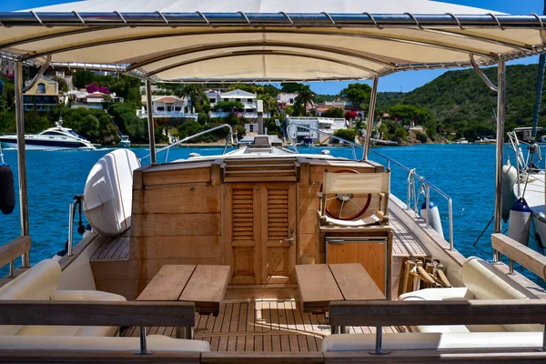 Wunderschönes Bootsinnere Das Hafen Der Insel Menorca Vor Anker Liegt — Stockfoto