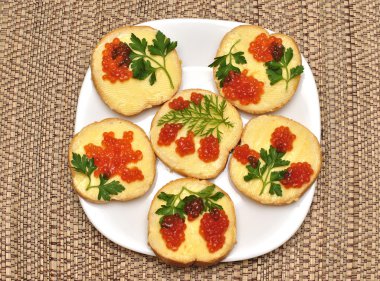 Beyaz bir plaka üzerinde kırmızı havyar ile büyük sandviçler