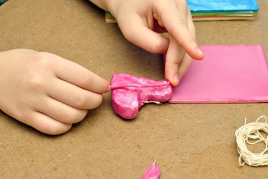 Çocuk eller formu kalbinde bir ev yapımı mum dekorasyon.
