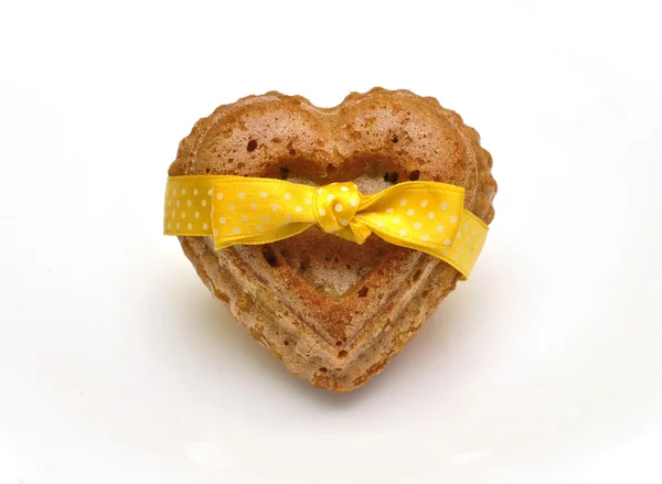 Biscuits pour enfants sous la forme d'un cœur avec un arc — Photo