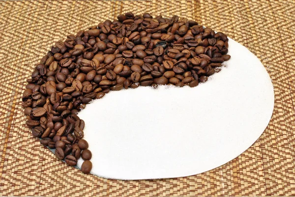 Kontrastierender Hintergrund aus gerösteten Kaffeebohnen und Zucker in Form des Gleichgewichtscharakters. — Stockfoto