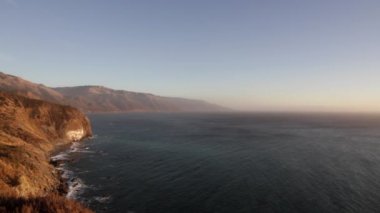 Pasifik kıyı şeridi boyunca uçuruma doğru Güney, California, ABD Big Sur, seyir, bir bakış. Loopable klibi.