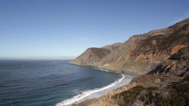 Vista de la costa del Pacífico, mirando a lo largo de Pacfiic Coast Highway One hacia un puente, California, EE.UU. . — Vídeos de Stock