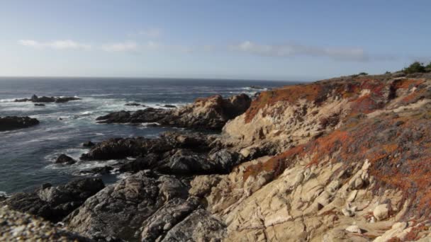 Pohled na skalní pobřežní krajina kolem Big Sur a Pacific Coast Highway, Kalifornie, Usa. — Stock video