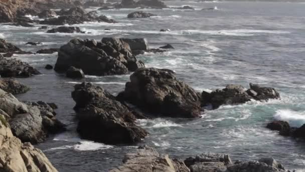 Widok na skaliste wybrzeża krajobraz wokół Big Sur i Pacific Coast Highway, California, Stany Zjednoczone Ameryki. — Wideo stockowe