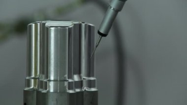 Detay işlenmiş metal blok kalite kontrol kapsamında kontrol bir ölçüm cihazı.