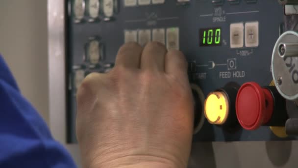 Primer plano de las manos de los trabajadores que operan los controles del ordenador en una máquina CNC . — Vídeos de Stock