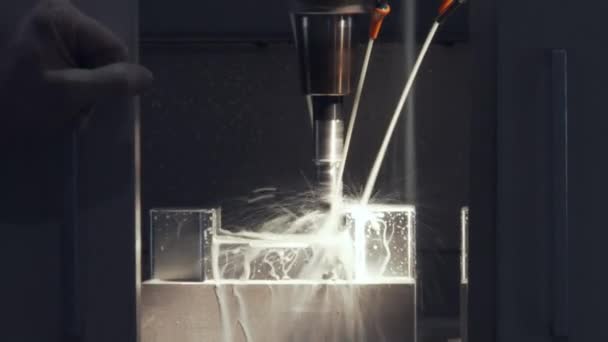 Detail einer CNC-Maschine beim Spritzen und Schneiden eines Metallteils. — Stockvideo