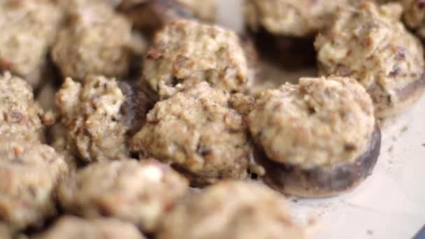 Закрыть грибы, увенчанные соусом бекона после приготовления пищи. Макросъемка с ручной камерой . — стоковое видео