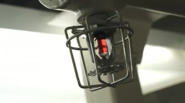 Bir sulama sistemi çıkış ve termostat ayrıntılarını. El yardım klip, stabilize.