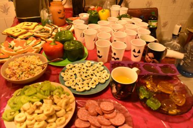 Cadılar Bayramı için açık büfe mutfakta.