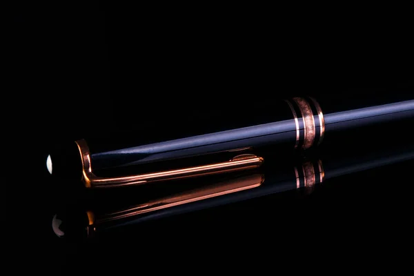 Kalem, siyah arkaplan yansıması