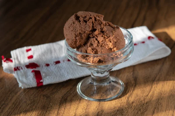 Çikolatalı dondurma, kristal kase.