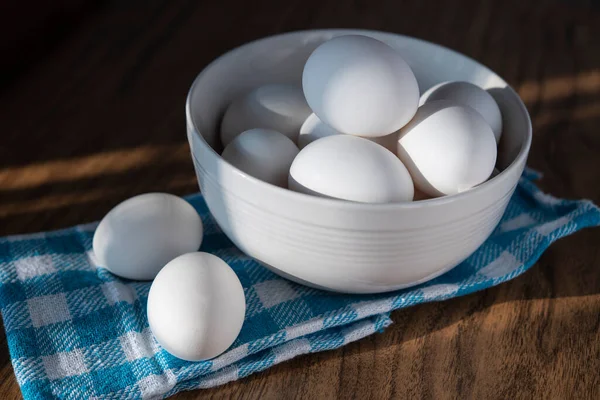 Beyaz kasedeki yumurtalar.