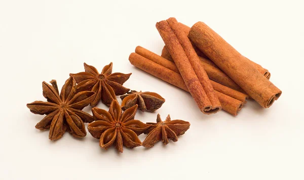 Tarçın çubukları ve yıldız anason