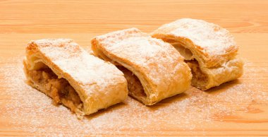 Üç adet elma strudel