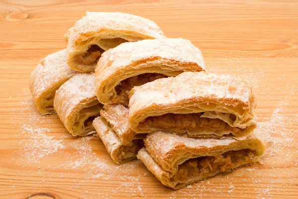 Pedaços de strudel de maçã — Fotografia de Stock