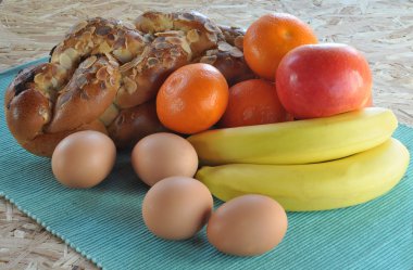 Kek, meyve ve yumurta